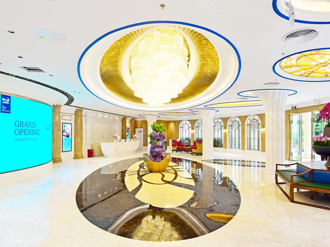 Di dalam aula terdapat area fungsional, area resepsionis, area kasir, area penitipan bagasi, dan juga beberapa sofa untuk tempat beristirahat pelanggan.